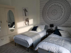 Corner House, Sleeps 8 in 4 Bedrooms, near train station, Great Value!